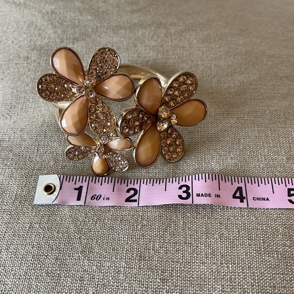 Rhinestone Adjustable Floral Bracelet - Picture 3 of 5